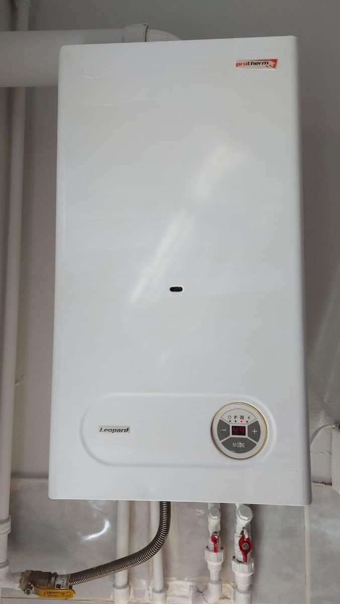 Duvar tipi Protherm Leopard kombi, servis sonrası çalışırken