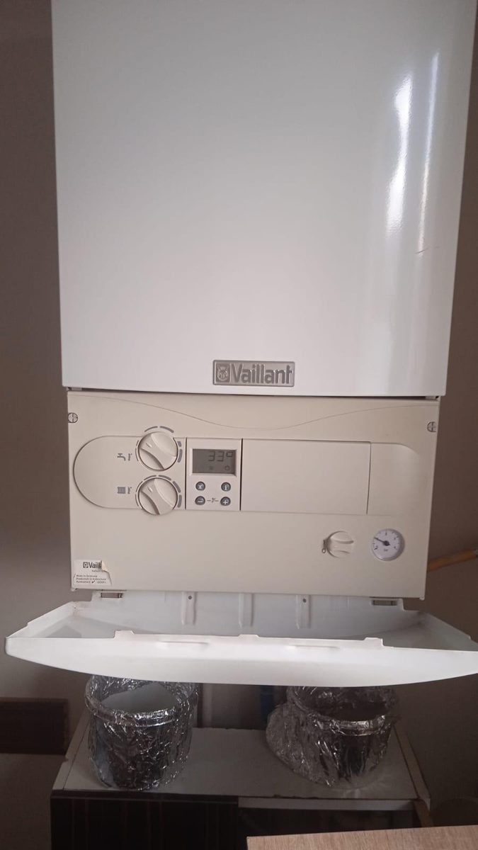 Ön kapağı açık Vaillant kombi ve baca bağlantısı